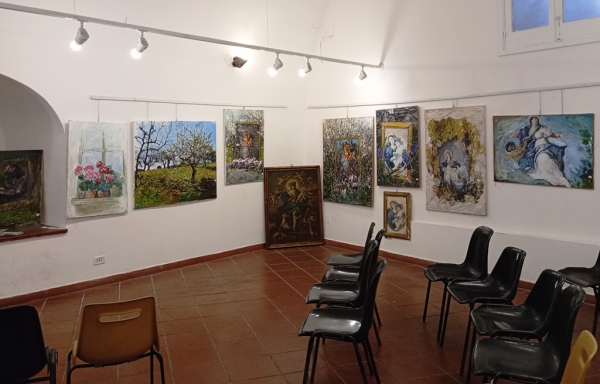 Zdjęcie z Włoch - idąc dalej natykamy się na Apulijska Galerię; niewielka wystawa współczesnych artystów; ich prace 