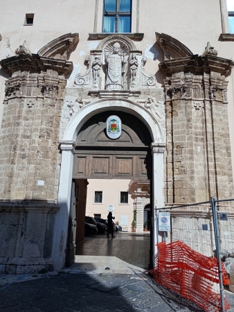Zdjęcie z Włoch - i wychodzimy bramą miejską opuszczając już tarencką wyspę Isola del Borgo Antico ...