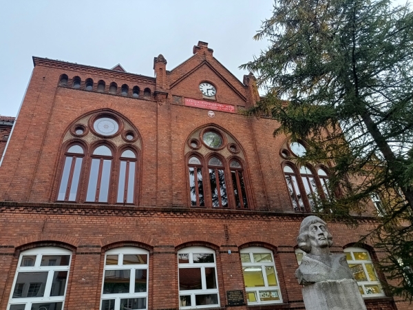 Zdjęcie z Polski - zabytkowa szkoła im. Mikołaja Kopernika