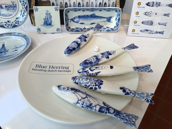 Zdjęcie z Holandii - ceramiczne śledzie - coś dla fanów kolekcjonerstwa; sa tym dla Holendrów, czym dla nas np. zbieranie