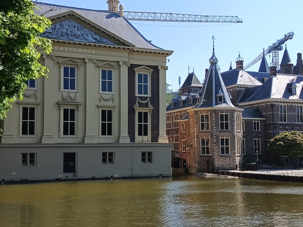 Zdjęcie z Holandii - MAURITSHUIS widziany z drugiej strony od strony stawu
