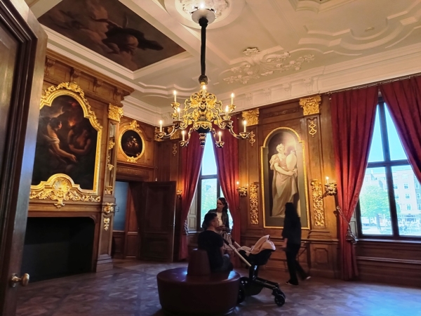 Zdjęcie z Holandii - W 1822 w pałacu zostało otwarte muzeum, w którym można podziwiać dzieła najwybitniejszych 