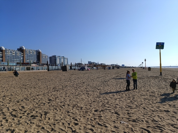 Zdjęcie z Holandii - plaże Scheveningen są długie i szerokie i mają piękny złoty piasek, latem z pewnością można tu 