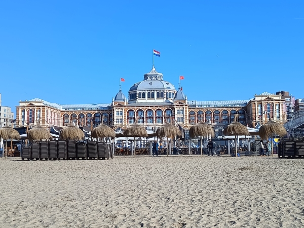 Zdjęcie z Holandii - od strony plaży wygląda imponująco; niczym nasz sopocki Gran Hotel:)) 