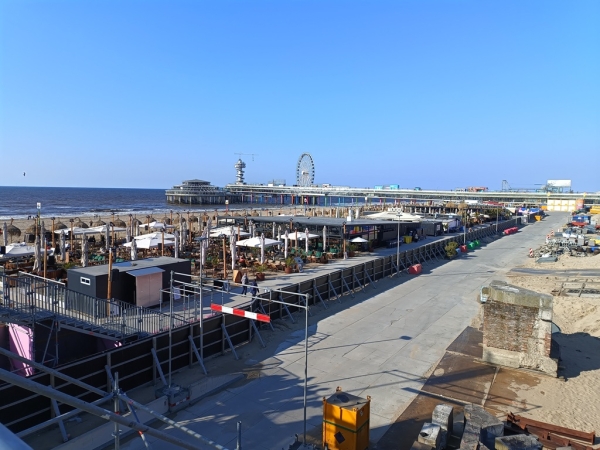 Zdjęcie z Holandii - wzdłuz plaż ciągną się nieskończone ilości barów i restauracji 