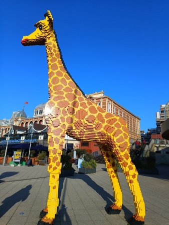 Zdjęcie z Holandii - lego-żyrafa na przyplażowej promenadzie