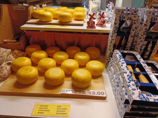Zdjęcie z Holandii - serowe zakupy w sklepiku przydomowym "u chłopa"