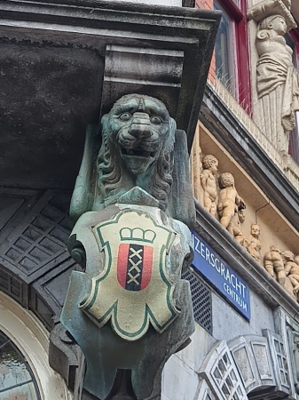 Zdjęcie z Holandii - Herb Amsterdamu jest oficjalnym symbolem miasta ; przedstawia trzy 