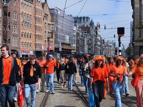 Zdjęcie z Holandii - trafilismy na Urodziny Króla, które w Amsterdamie obchodzi się bardzo hucznie! ; tłumy na ulicach,!!