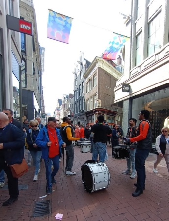Zdjęcie z Holandii - uliczne "orkiestry" co 20 metrów inna :)) 
