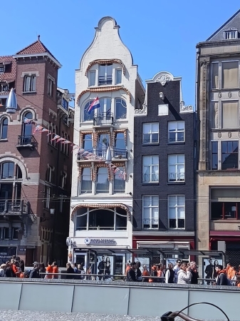 Zdjęcie z Holandii - krzywe, chyboczące sie na boki kamienice Amsterdamu; czego nie za bardzo 