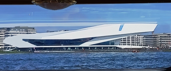 Zdjęcie z Holandii - nowoczesny gmach EYE FILMMUSEUM to miejsce gdzie zgromadzono olbrzymie zbiory