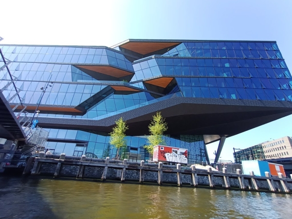 Zdjęcie z Holandii - nowoczesna forma; odważny projekt architektoniczny; to centrala siedziby Booking.com