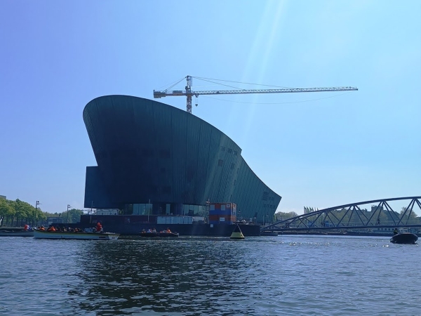Zdjęcie z Holandii - Muzeum Nauki Nemo ( NEMO Science Museum) ? centrum nauki w Amsterdamie będące największym 