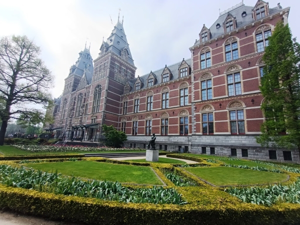 Zdjęcie z Holandii - Rijskmuseum od drugiej, ogrodowej strony 