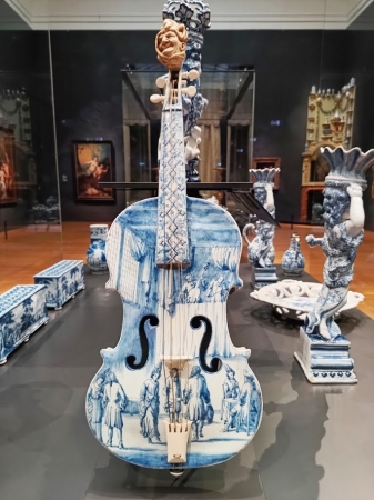 Zdjęcie z Holandii - zabytkowe, porcelanowe skrzypce z Delft 