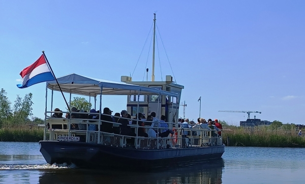 Zdjęcie z Holandii - wypływamy po polderowych kanałach Kinderdijk