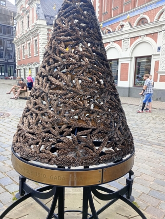 Zdjęcie z Łotwy - pod kamienicą - pomnik z brązu pierwszej choinki na 