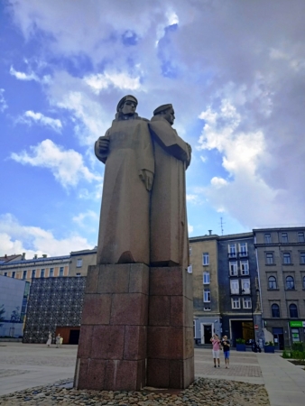 Zdjęcie z Łotwy - Pomnik Strzelców Łotewskich na Placu o tej samej nazwie , nad Dźwiną - stoi przed Muzeum 