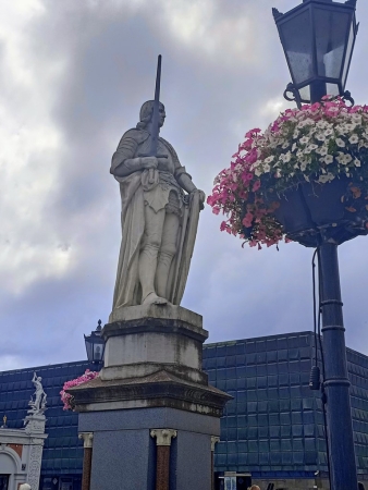 Zdjęcie z Łotwy - Pomnik ryskiego przywódcy wojskowego Rolanda znajduje się w samym centrum placu Ratuszowego -