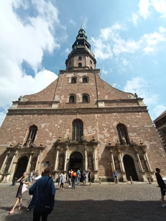 Zdjęcie z Łotwy - wielki kościół Św. Piotra , z rozłożystą elewacją 