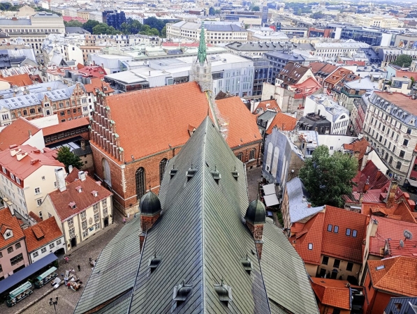 Zdjęcie z Łotwy - widok z góry na  klasztor dominikański i sąsiedni kościół św. Jana