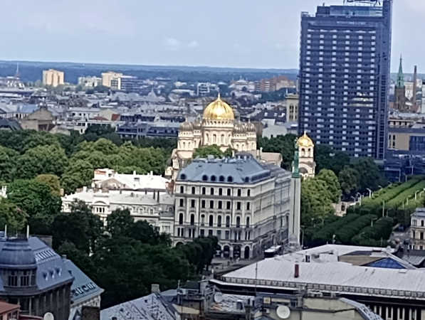 Zdjęcie z Łotwy - widok na Sobór Narodzenia Pańskiego ramię w ramię z ryskim Radissonem i  