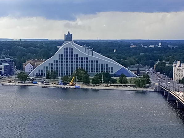 Zdjęcie z Łotwy - po drugiej stronie Dźwiny (Daugava) - widok na nowoczesną Narodową Bibliotekę Łotwy