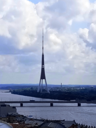 Zdjęcie z Łotwy - Rigas radio un televizijas tornis - czyli wieża radiowo-telewizyjna, która jest