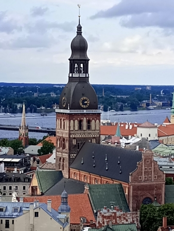 Zdjęcie z Łotwy - widok na wieżę R?gas Doms - luterańskiej Katedry  pw. Najświętszej Maryi Panny  z początków  XIII w,