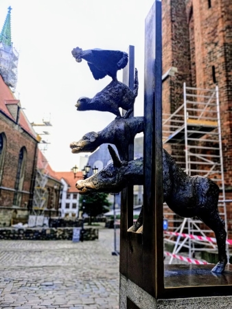 Zdjęcie z Łotwy - to postacie zwierzaków z baśni braci Grimm: od dołu to :