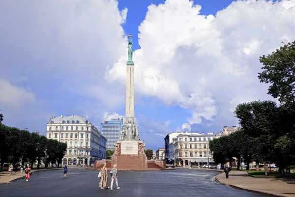 Zdjęcie z Łotwy - wychodzimy na Plac Wolności 