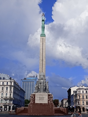 Zdjęcie z Łotwy - w centralnym miejscu placu stoi pomnik  Wolności; to granitowa kolumna z 