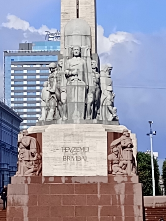 Zdjęcie z Łotwy - Motto "Za Ojczyznę i Wolność" jest wyryte w podstawie pomnika.