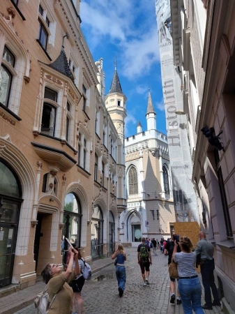 Zdjęcie z Łotwy - wszyscy namiętnie fotografują uroczą secesje wokół Gildii