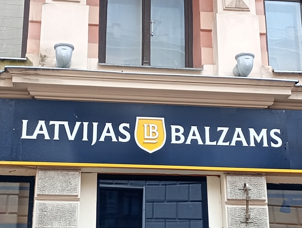 Zdjęcie z Łotwy - uwagę przykuwają w Rydze liczne sklepy z takim szyldem