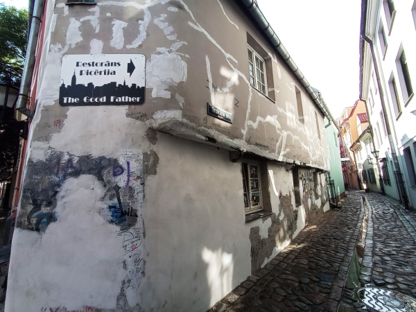 Zdjęcie z Łotwy - po przerwie lunchowej idziemy na dalszy ciąg zwiedzania