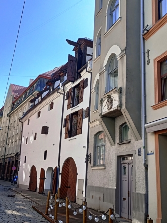 Zdjęcie z Łotwy - takich domów z wysięgnikami na szczycie kalenicy, znajdziemy w miastach na Inflantach całkiem 