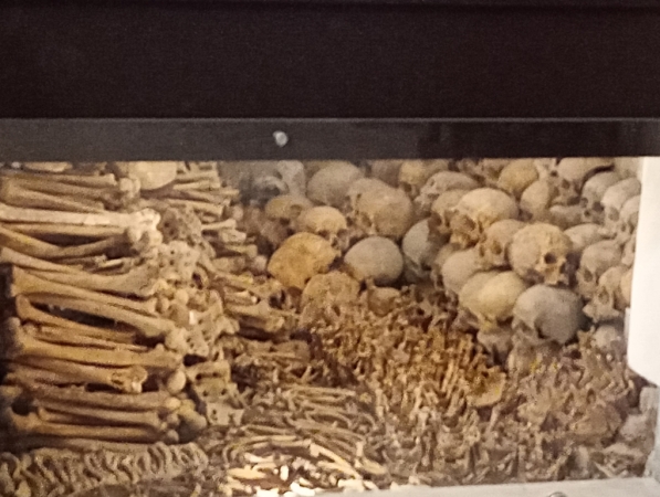 Zdjęcie z Łotwy - kościelne ossuarium