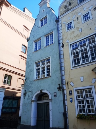 Zdjęcie z Łotwy - Trzeci budynek (nr 21) z małymi mieszkaniami został wzniesiony w drugiej połowie XVII wieku. 