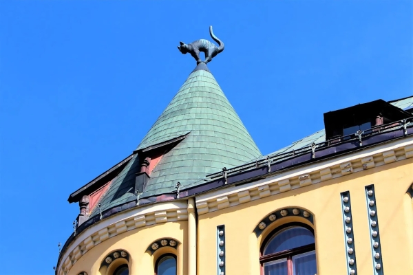 Zdjęcie z Łotwy - "Kocia Kamienica"  z 1909 roku  - z  dwoma kotami (na każdej z dwóch wieżyczek) w pozycji 