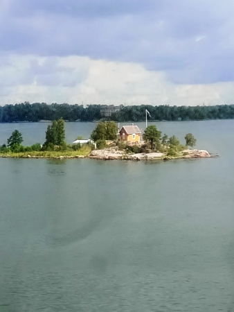 Zdjęcie z Finlandii - dopływając do stolicy Finlandii mozna podziwiać jeszcze z promu malownicze wysepki...