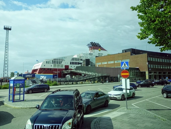Zdjęcie z Finlandii - trochę to taki ewenement, bo port w Helsinkach znajduje się dosłownie w centrum miasta; idąc 