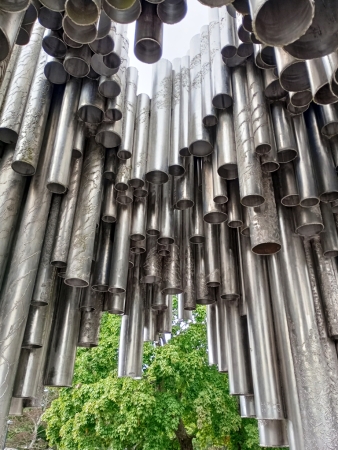 Zdjęcie z Finlandii - Monument ze stalowych rur wytwarza dźwięki, gdy wiatr przepływa przez puste rury, tworząc połączenie