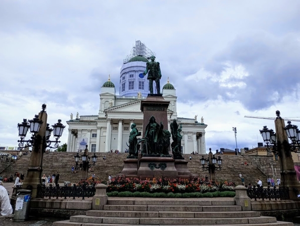 Zdjęcie z Finlandii - przed katedra stoli pomnik cara Aleksandra II