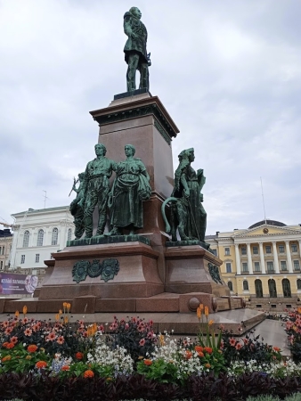 Zdjęcie z Finlandii - statua przedstawia niżej pod Carem - 4 alegoryczne rzeźby, które symbolizują: 