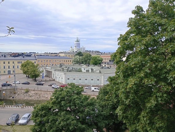 Zdjęcie z Finlandii - w oddali widoczna Katedra z kopułą w rusztowaniach 