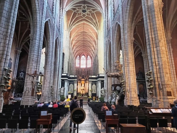 Zdjęcie z Belgii - była wielokrotnie plądrowana i przebudowywana; obecnie poza gotykiem sporo 