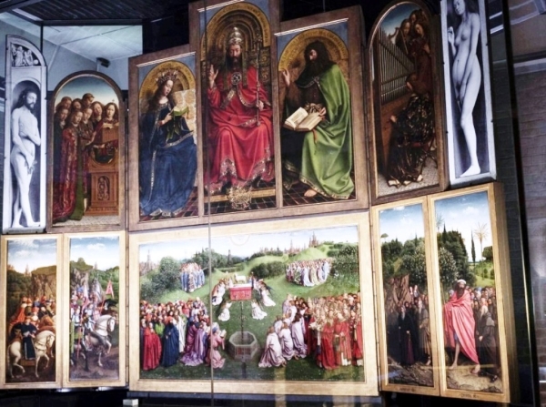 Zdjęcie z Belgii - "Adoracja Baranka Mistycznego" to największe dzieło tej świątyni; poliptyk autorstwa 