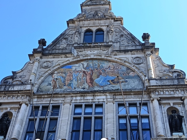 Zdjęcie z Belgii - z urodziwą mozaiką w półkolistym frontonie - z Apollinem z Muzami;